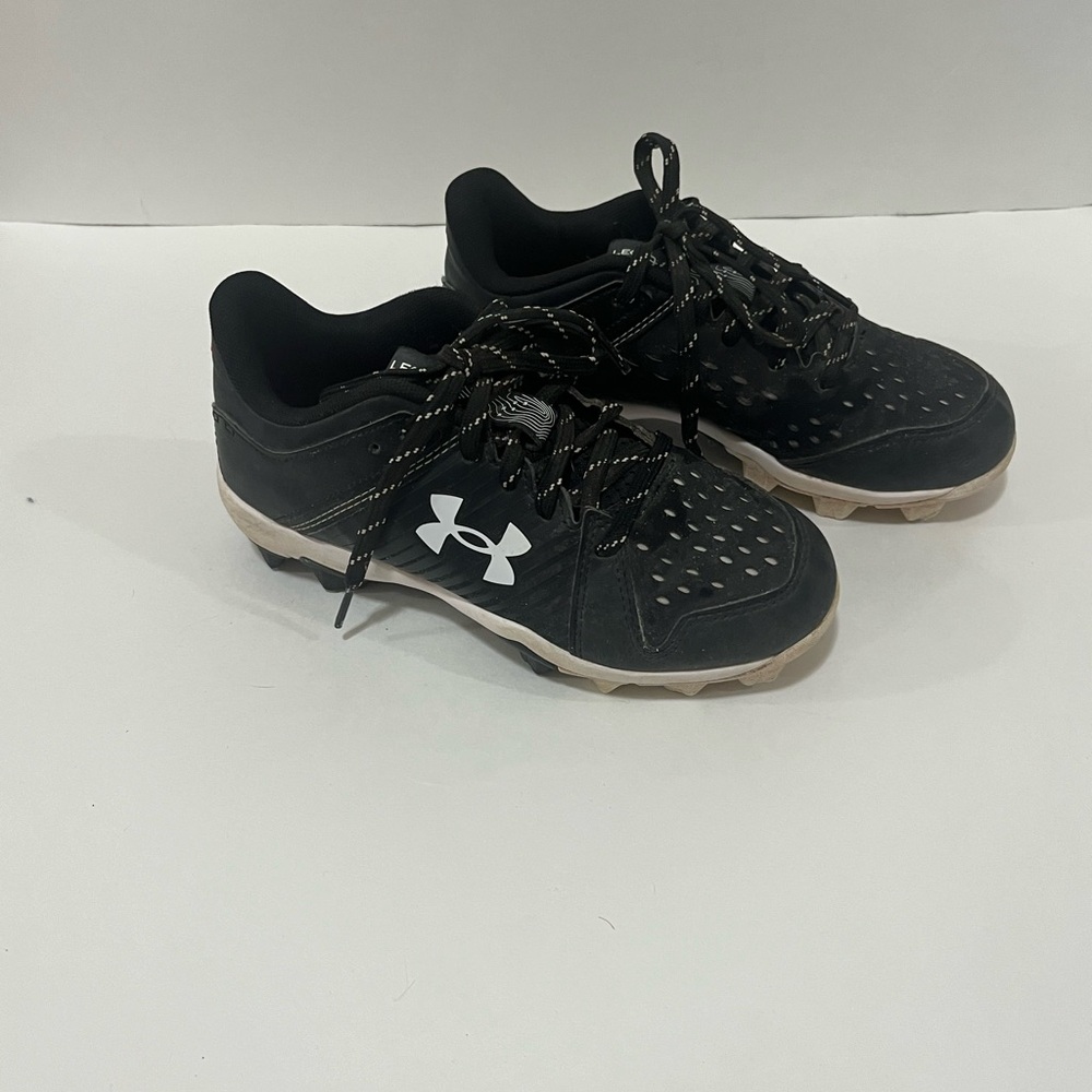Boys Under Armour Cleats Size 2